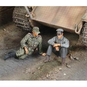 Royal Model: 1/35; "A moment of rest" Tank German crew WWII (2 fig)