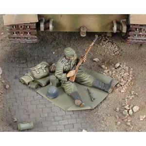 Royal Model: 1/35; German soldier cleans up his rifle (WWII)