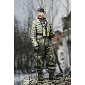 Alpine Miniatures: 1/35; German Panzer Officer Winter