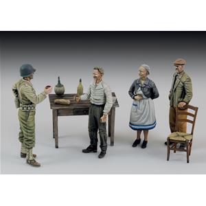 Royal Model: 1/35; scenetta Soldato USA che beve con civili (4 figure più accessori)