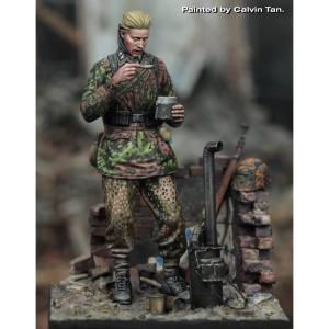 Royal Model: 1/35; German SS soldier eating -WWII with base