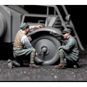 Copper State Models: 1/35; Italian Armoured Car Crew changing Tire