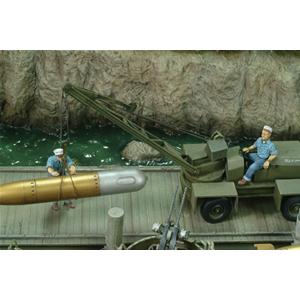 Royal Model: 1/35; U.S. sailors loading torpedo (WWII)