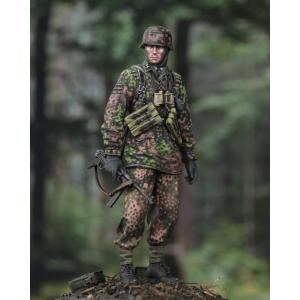 Royal Model: 1/35; Waffen SS soldier-WWII 