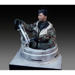 Royal Model: 1/10; busto German tanker in winter dress with Tiger I Early cupola 