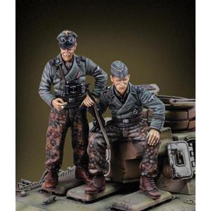 Royal Model: 1/35; German tankers at rest (WWII)