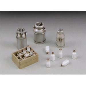 Royal Model: 1/35; Milk bottles with crates and churms